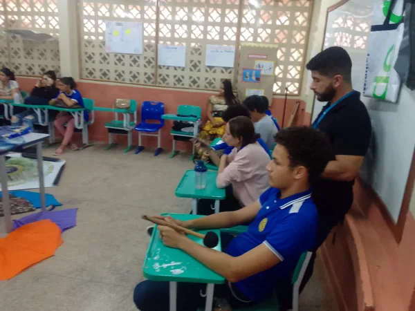 Cooperativa Imagem e Cia ensina alunos de escolas públicas a transformar lixo do Círio em bolsas e sacolas