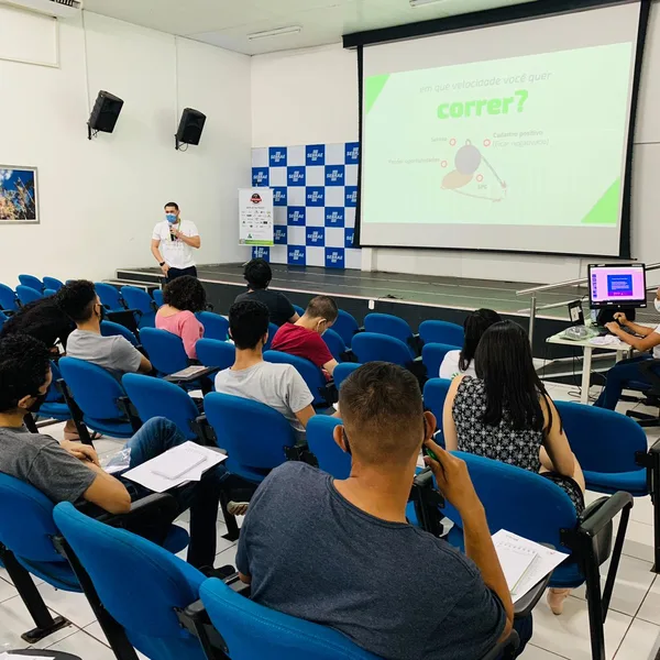 Dia C: Sicredi instrui jovens como cuidar do seu dinheiro