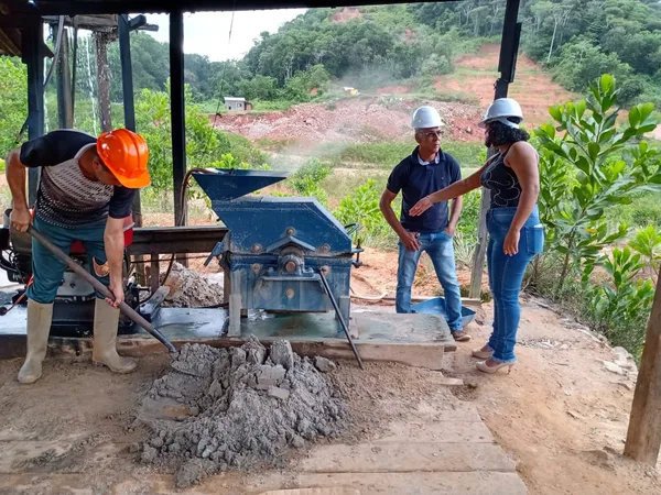Iniciativa ecológica: Coogal distribui lixeiras para comunidade do Lourenço