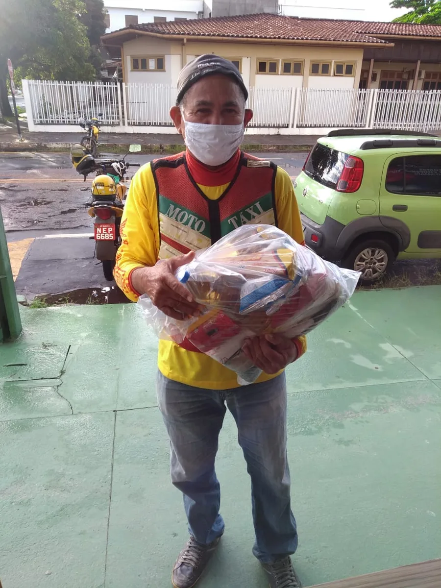 Mototaxistas recebem cesta básica